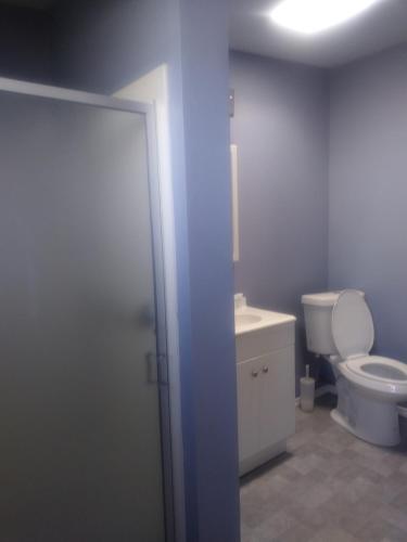 een badkamer met een toilet en een wastafel bij Mountain view efficiency in Tombstone
