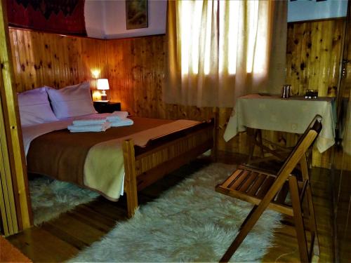 A bed or beds in a room at Hotel Acropolis Metsovo