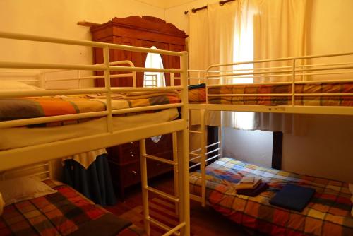 Двухъярусная кровать или двухъярусные кровати в номере Casa da Serra