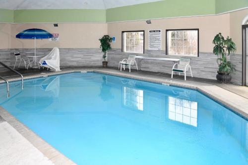 Bazén v ubytovaní Days Inn & Suites by Wyndham Kaukauna WI alebo v jeho blízkosti
