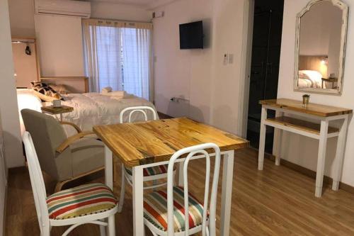 a room with a bed and a table and chairs at Apart del Puerto 01 in Santa Fe