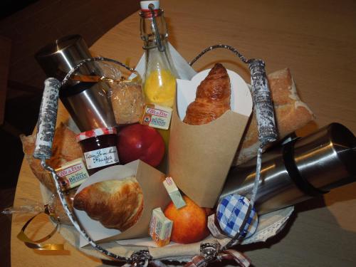 ein paar verschiedene Arten von Essen auf dem Tisch in der Unterkunft Le Clos des Arbousiers in Linguizzetta