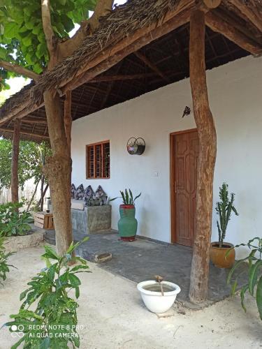 Сад в Bahari Beach Bungalows