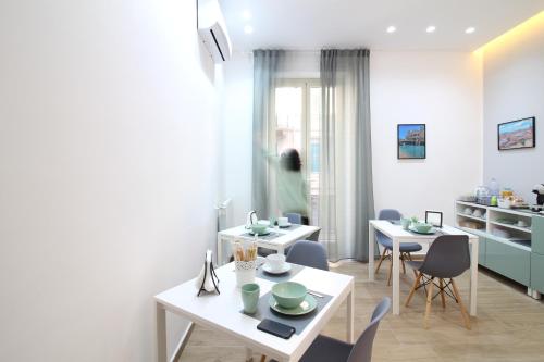 ein Wohnzimmer mit einem weißen Tisch und Stühlen in der Unterkunft Solli Bed & Breakfast in Palermo