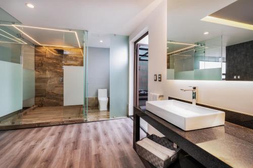 Koupelna v ubytování Kaia Suites