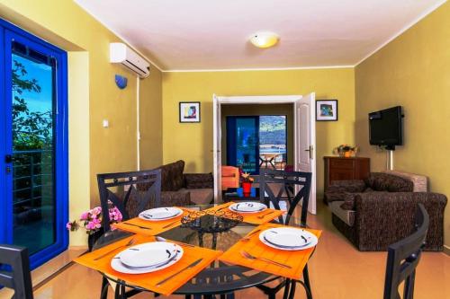un soggiorno con tavolo e divano di Villa Sea-N-Sun, 7 bedrooms & Pool, nearby Portonovi Marina. a Ðenovići