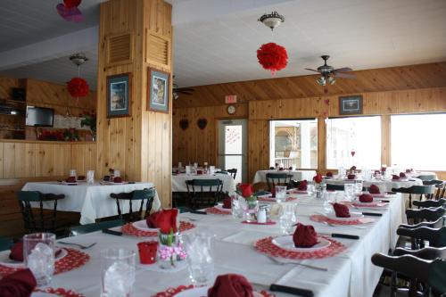 Reštaurácia alebo iné gastronomické zariadenie v ubytovaní Carolyn Beach Inn