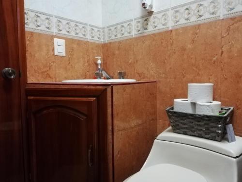uma casa de banho com um WC e um lavatório em Finca La Laguna em Córdoba