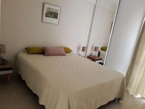 1 dormitorio con 1 cama en una habitación blanca en Luminoso con ubicación estratégica en Salta