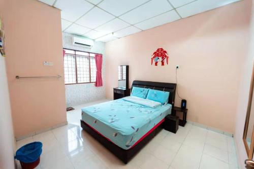 a bedroom with a bed in a room at Star Light Homestay in Sitiawan