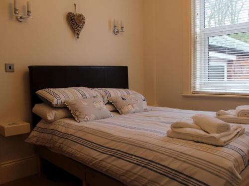 A bed or beds in a room at Apartment 6 