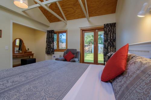 Llit o llits en una habitació de Willowbrook Country Apartments