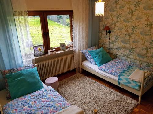 a small room with two beds and a window at Ferienwohnung Rheinzeit beim Toni mit Terrasse und Balkon mit Rheinblick in Boppard