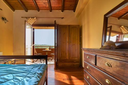 Кровать или кровати в номере Villa Evenos of 3 bedrooms - Irida Country House of 2 bedrooms with private pools