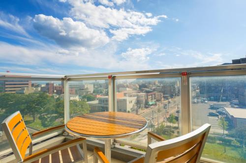 un balcone con tavolo e sedie e vista sulla città di Hakodate Danshaku Club Hotel & Resorts a Hakodate