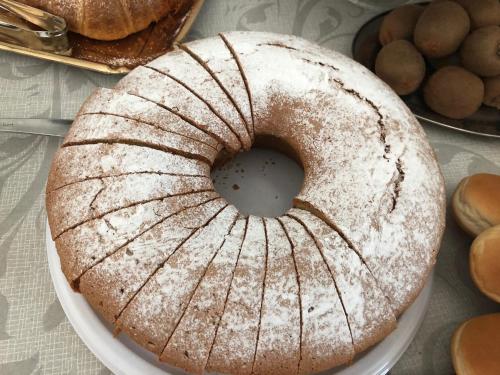 a bundt cake on a plate on a table at B&B Rosa dei Venti in Roseto Capo Spulico