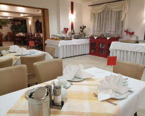 Waldhotel Rennsteighöhe tesisinde bir restoran veya yemek mekanı