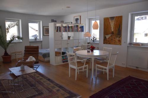 1 dormitorio y sala de estar con mesa y sillas. en feels like home, en Tamsweg