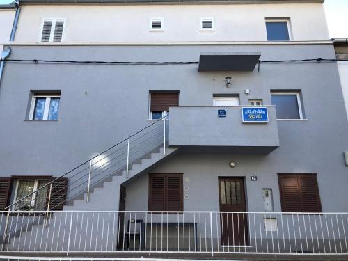 Budynek, w którym mieści się apartament