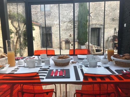 Ciré-dʼAunisにあるChambres d'hôtes Home Sweet Homeのテーブル(椅子付)