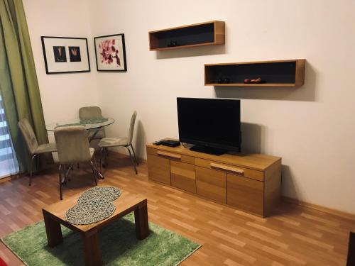 sala de estar con TV de pantalla plana y mesa en Apartmán Lucie Špindlerův Mlýn en Špindlerův Mlýn