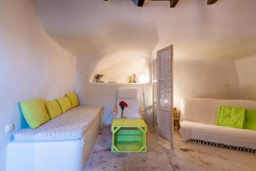 Гостиная зона в Aloni Cave House