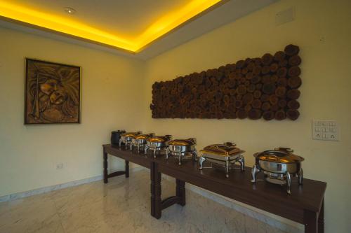 La Vita Nuova Resort في Shaugaon: صف من الطبول على طاولة في غرفة