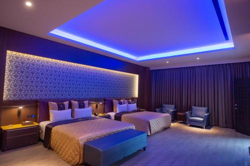 a hotel room with two beds and a blue ceiling at Yinxiang Xihu Motel in Dali