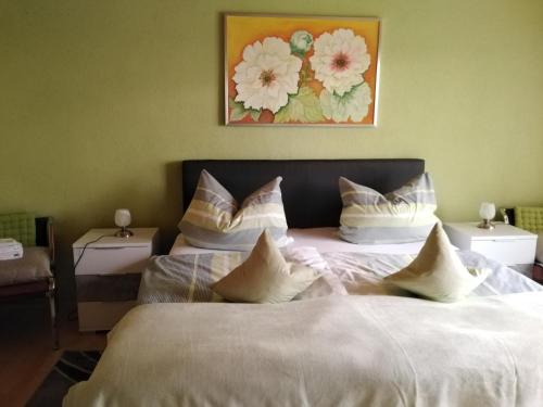 1 dormitorio con 2 camas con sábanas y almohadas blancas en Ferienwohnung im Grünen, en Diesbar-Seusslitz