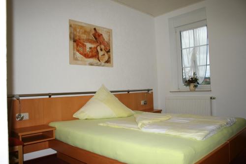 Cama ou camas em um quarto em Pension zur Krone
