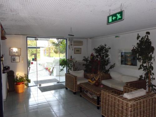 a living room with a couch and a clock on the wall at Porto Kairis in Oreoí