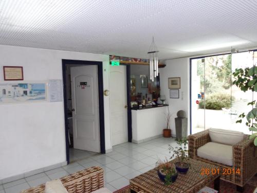 a living room with a door leading to a kitchen at Porto Kairis in Oreoí