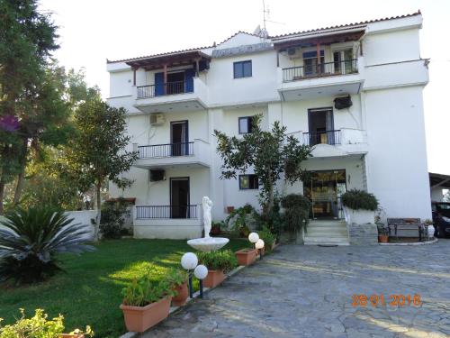 a large white building with a courtyard at Porto Kairis in Oreoí
