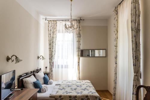 Schlafzimmer mit einem Bett und einem Fenster in der Unterkunft Guesthouse Bistra in Vrhnika