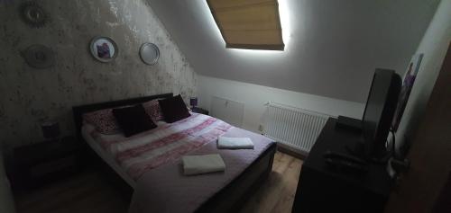 - une chambre avec un lit et 2 serviettes dans l'établissement Cudowny Zakątek z Ogrodem i Basenem, à Bukwica