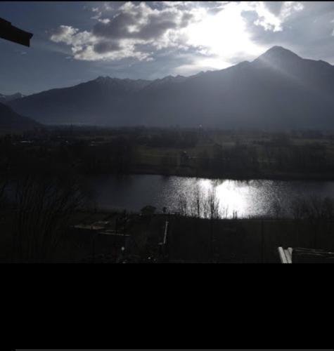 a view of a lake with the sun in the background at Holiday home Désirée in Sorico