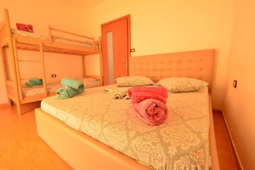 1 dormitorio con 2 camas y 1 litera en Apartments Kraja, en Velipojë