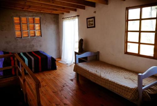 Achalay في بونتا ديل ديابلو: غرفة نوم بسرير ونافذة في غرفة