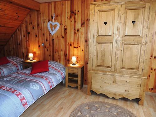 Ένα ή περισσότερα κρεβάτια σε δωμάτιο στο Au Chalet Bain Nordique neuf indépendant calme assuré