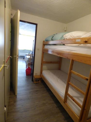 Cette chambre comprend 2 lits superposés et un couloir. dans l'établissement Très bel appartement, à Saint-Lary-Soulan