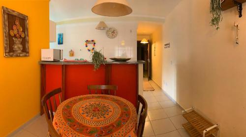 ウバトゥバにあるApartamento Ubatubaのテーブルとキッチンのあるダイニングルーム