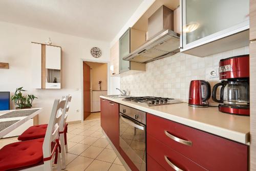 Dapur atau dapur kecil di Apartments Proto