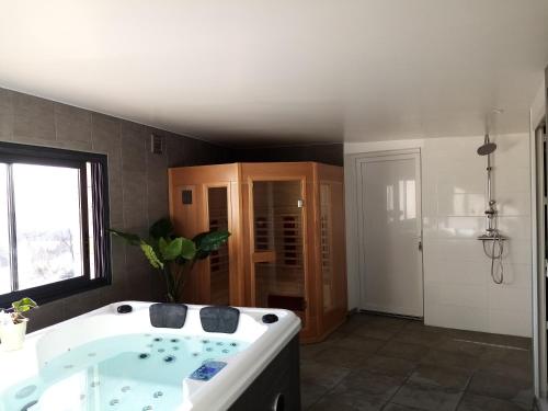 uma casa de banho com uma banheira e um lavatório em Gites du pech cathare em Leychert