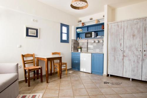 Glaros luxury studio on the Beach tesisinde mutfak veya mini mutfak