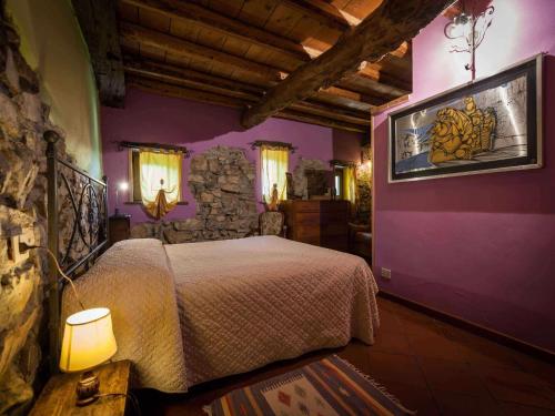 een slaapkamer met een bed met paarse muren bij Agriturismo Al Marnich in Schignano