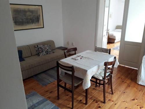 uma sala de estar com uma mesa e cadeiras e um sofá em Apartments Markovic Sutomore em Sutomore