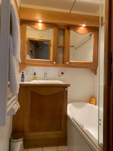 une salle de bain avec une baignoire et un lavabo et une baignoire dans l'établissement La clé des montagnes, aux Houches
