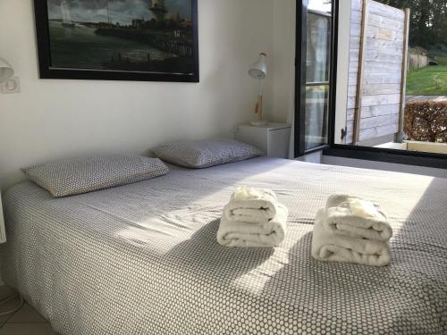 1 dormitorio con 1 cama con toallas en Escale A L Amiraute en Saint-Valery-sur-Somme