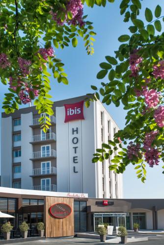 anterior view of the hotel with its sign at ibis Cholet in Cholet