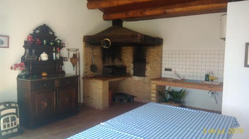 eine Küche mit einem Backsteinofen in einem Zimmer in der Unterkunft CAN SIMON in San Dalmay